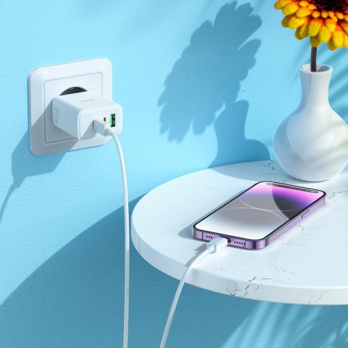 Адаптер мережевий HOCO Pure power three-port C126A |1USB/2Type-C, 40W/3A, PD/QC| white