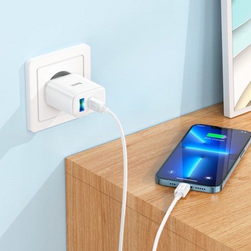 Сетевое зарядное устройство с кабелем HOCO C105A Stage, комплект зарядного устройства с двумя портами PD20W+QC3.0 (C to iP) (EU), белый